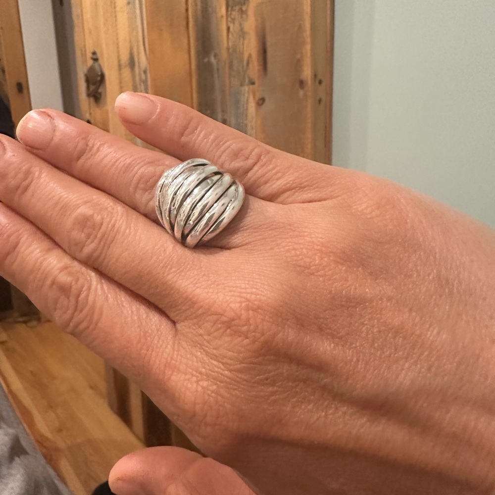 Elegant Silver Ring - Picture 2 of 5
